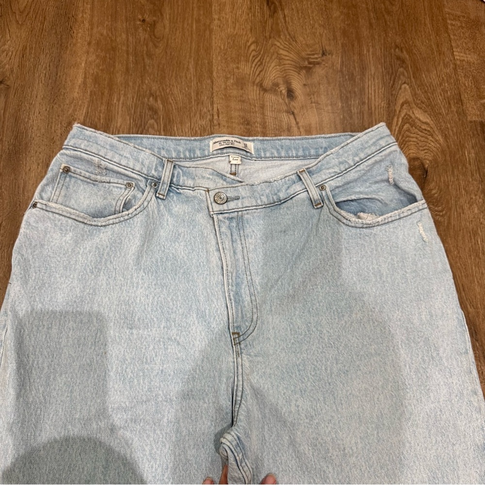 Abercrombie & Fitch Curve Love Straight Leg Jeans - Picture 3 of 6